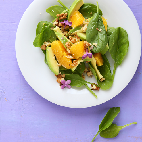 Špinatų salotos su riešutais ir apelsinais