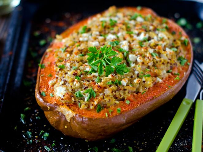 Keptas moliūgas, įdarytas grikiais ir daržovėmis