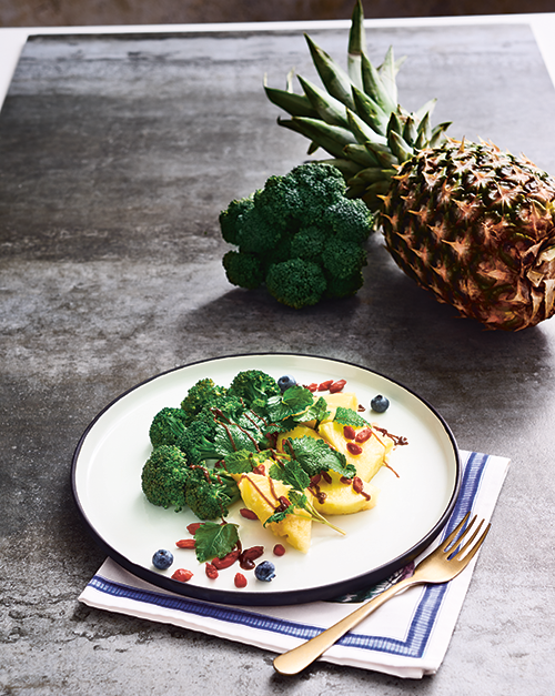 Brokolių ir ananasų salotos