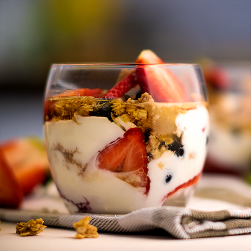 Jogurtas su vaisiais ir granola
