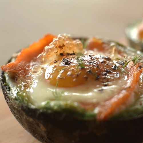 Avokade kepti kiaušiniai su lašiša