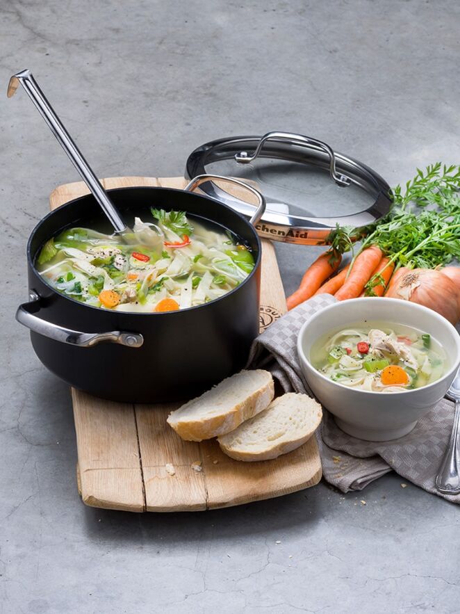 Vištienos ir kiaušininių makaronų sriuba