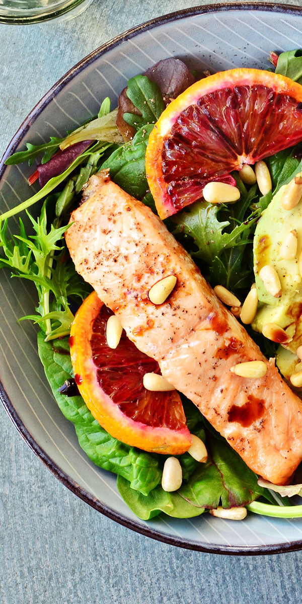 Salotos su kepta lašiša