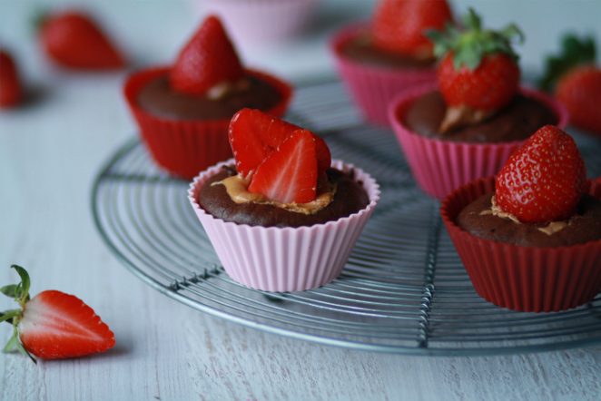 Šokoladiniai keksiukai su žemės riešutų sviestu ir braškėmis
