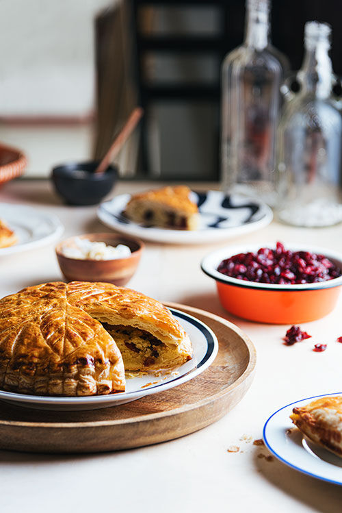 Prancūziškas Trijų karalių pyragas su migdolų įdaru ir džiovintomis spanguolėmis
