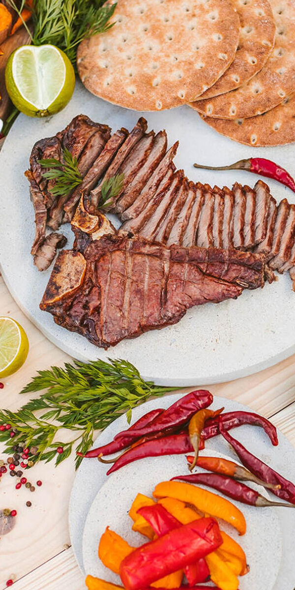 Jautienos didkepsniai su poliarinėmis duonelėmis ir grilintomis daržovėmis