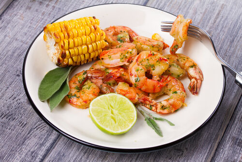 Folijoje keptos krevetės su laimu ir kukurūzais