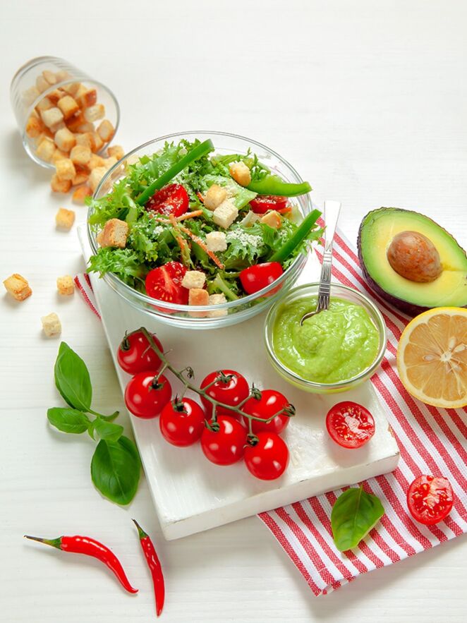 Salotos su avokadų padažu