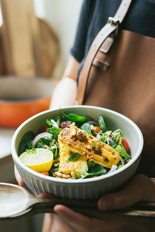 Salotos su keptu varškės sūriu ir graikiniais riešutais