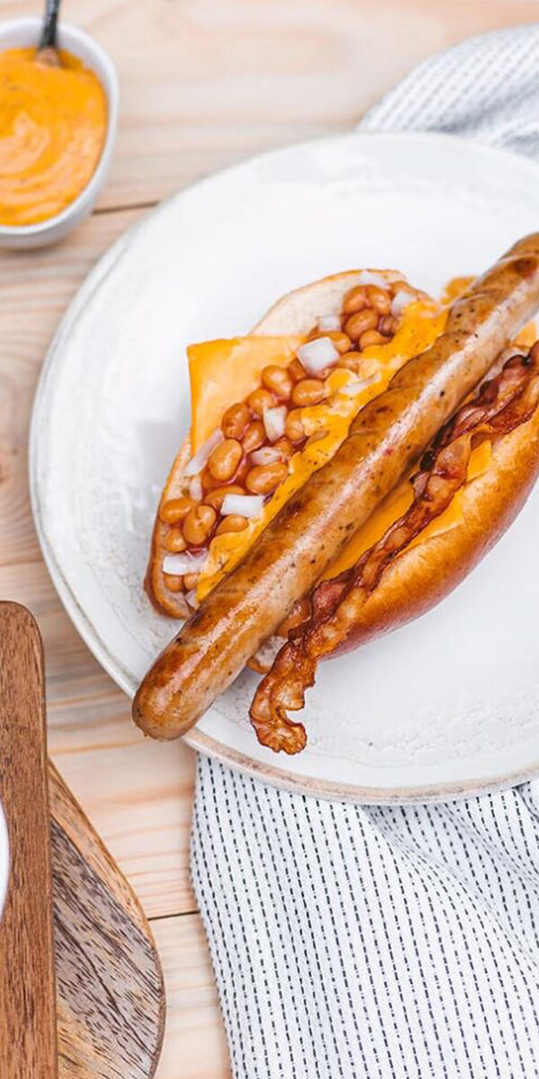 Dešrainis su šonine, pupelėmis ir čederio sūriu