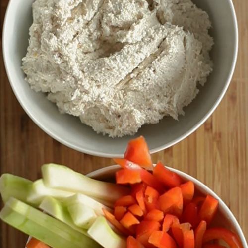 Varškės ir vištienos užtepėlė su grūdėtomis garstyčiomis ir daržovių lazdelėmis