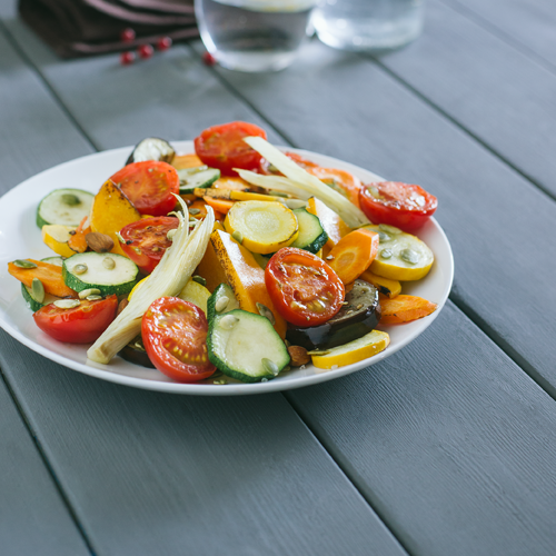Keptų daržovių salotos su moliūgų sėklomis