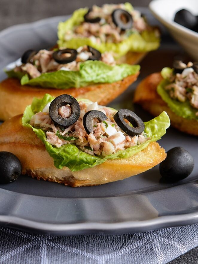 Recepto pavadinimas: „Crostini“ su alyvuogėmis ir tunu