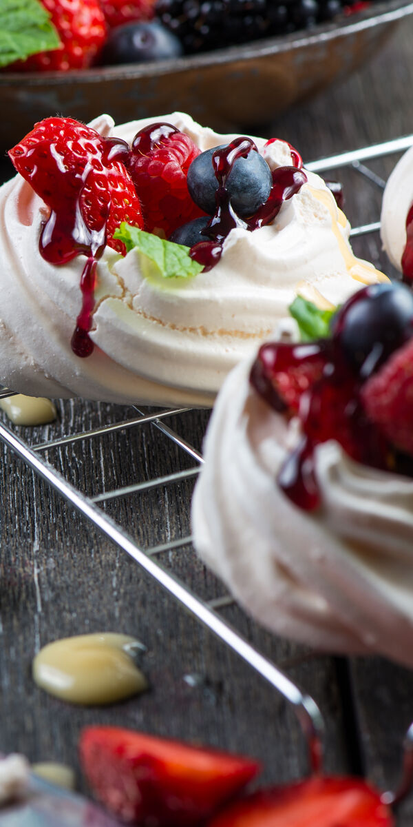 Morenginiai pyragėliai su uogomis