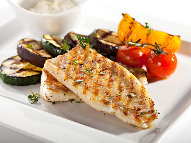 Jūrinė žuvis, troškinta su pankoliais