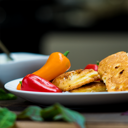 Keptos varškės sūrio lazdelės su grietinės–petražolių padažu ir salotėlėmis