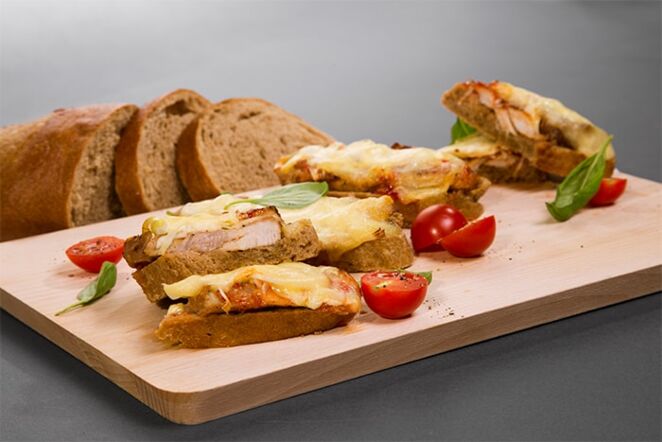 Užkepti kiaulienos nugarinės sumuštiniai su Ciabatta duona