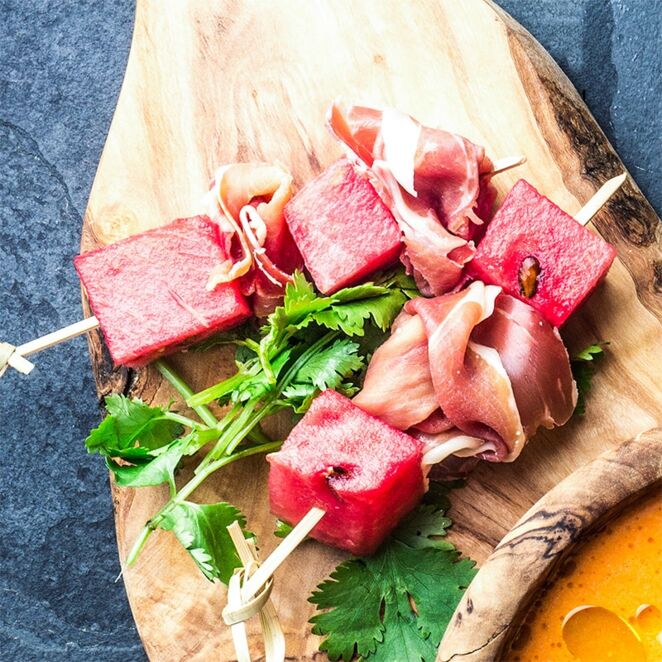 Vėrinukai su prosciutto kumpiu ir arbūzais