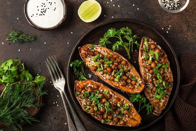 Saldžiosios bulvės su avinžirniais, pomidorais ir žolelių padažu