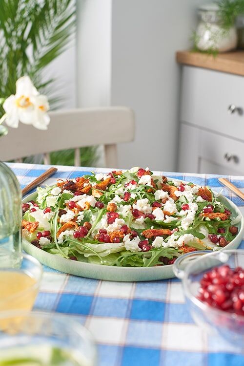 Salotos su plėšyta vištiena, avinžirnių traškučiais, feta ir granatų sėklomis