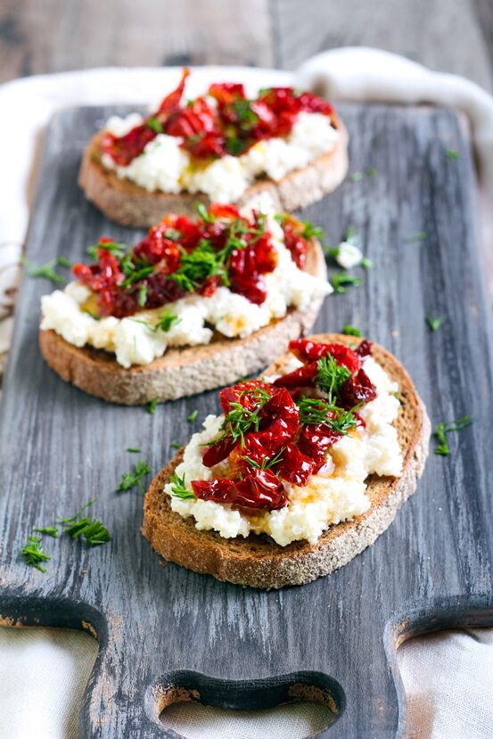 Varškė su saulėje džiovintais pomidorais ir krapais