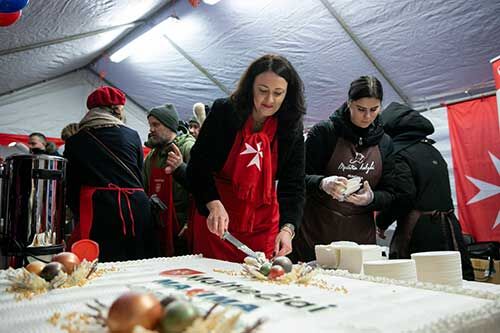 Maltiečių ir „Maximos“ kelionė po Lietuvą: kviečia padėti skurstantiems senoliams