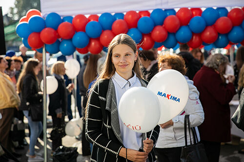 „Maxima“ dėkoja Marijampolei: akcinės prekės iš „M“ raidės ir sunkvežimis šventinių tortų
