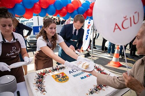 „Maxima“ dėkoja Marijampolei: akcinės prekės iš „M“ raidės ir sunkvežimis šventinių tortų