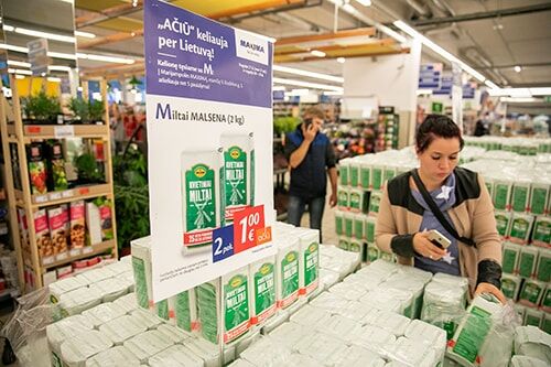 „Maxima“ dėkoja Marijampolei: akcinės prekės iš „M“ raidės ir sunkvežimis šventinių tortų